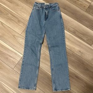 Abercrombie & Fitch The ‘90s Straight Ultra High Rise Jeans in Medium Wash